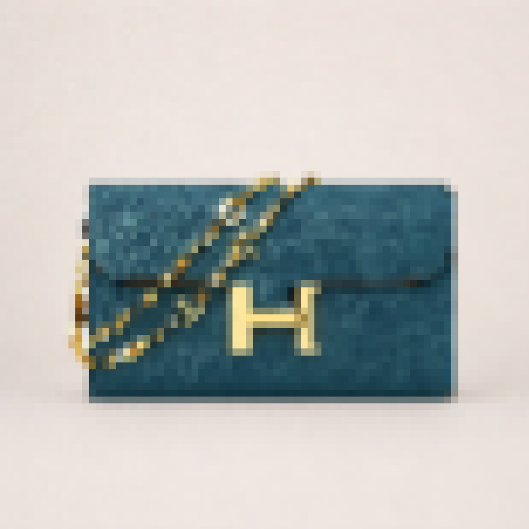 Compact Crossbody Wallet with Chain Strap for Everyday Use